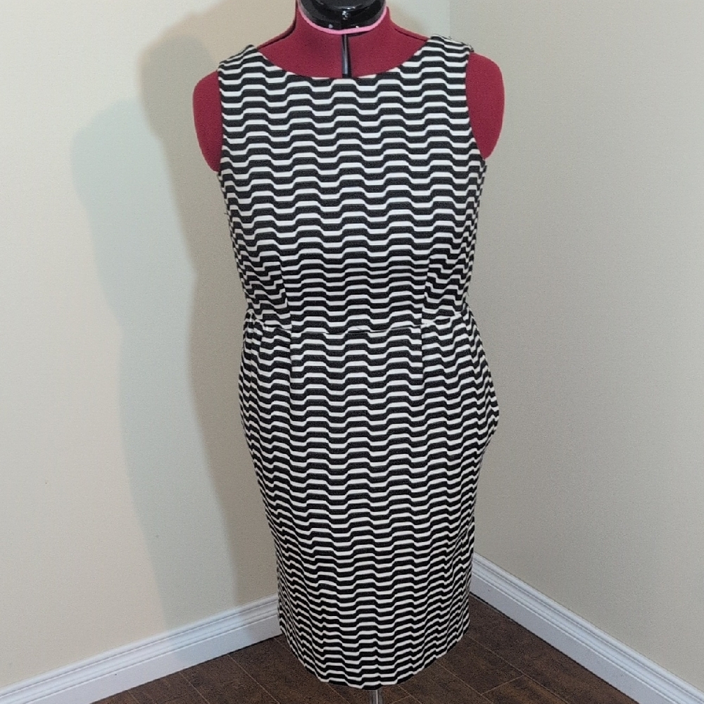 Liz Claiborne | Black and White Wavy Stripe Pattern Sleeveless Dress With Pocket